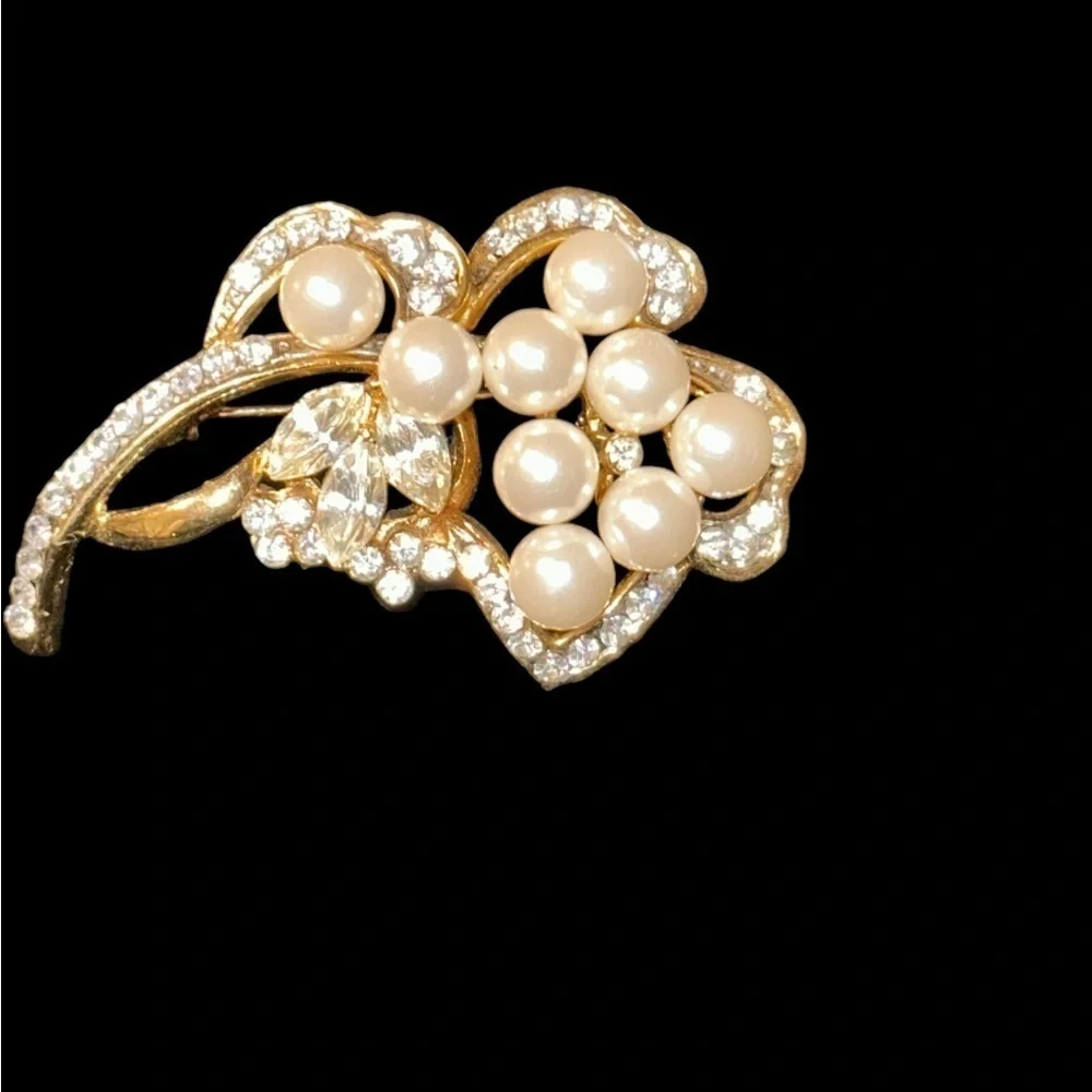 Vintage Stunning Gold-Tone Faux Pearl and Rhinestone Brooch